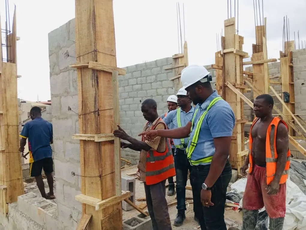 daFixas team supervising work on a construction site